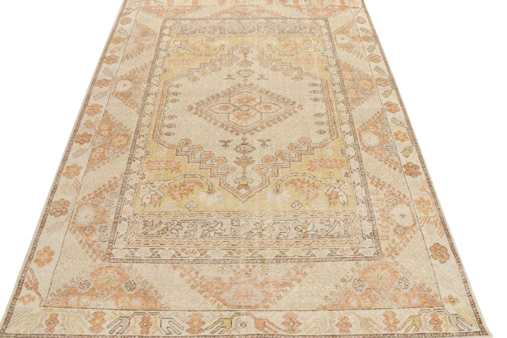 Distressed Classic Style Rug In Cream, Orange Medallion Pattern