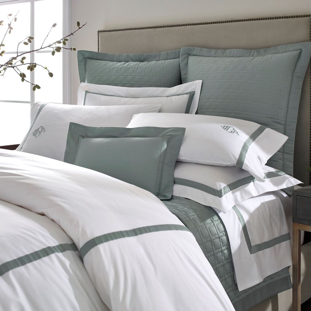 Fino Kg/Ck Flat Sheet 116" X 118", White/Navy Blue