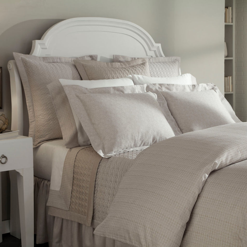 Preview image for Mayfair Tw/Twxl Flat Sheet 72" X 114", Houndstooth/Candlelight