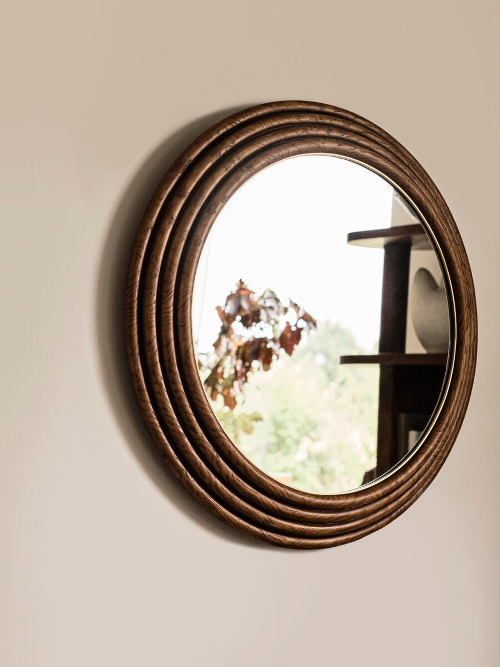 Aiden Mirror, Circle