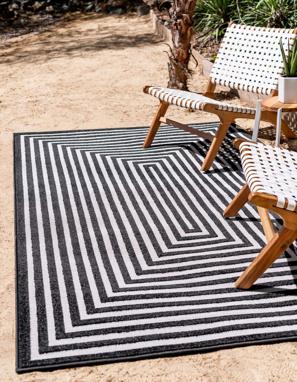 Black 8' X 10' Sabrina Soto Outdoor Rectangle Rug (3146165)