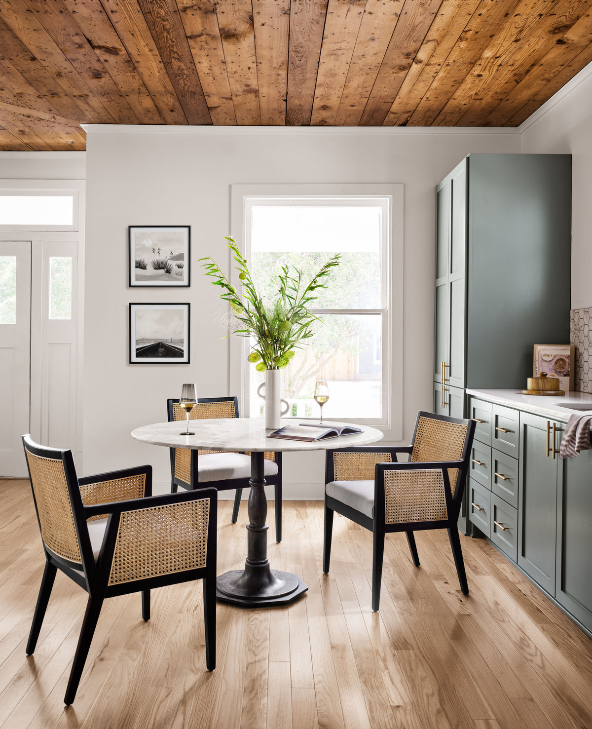 Lucy Round Dining Table-Marble/Carbo